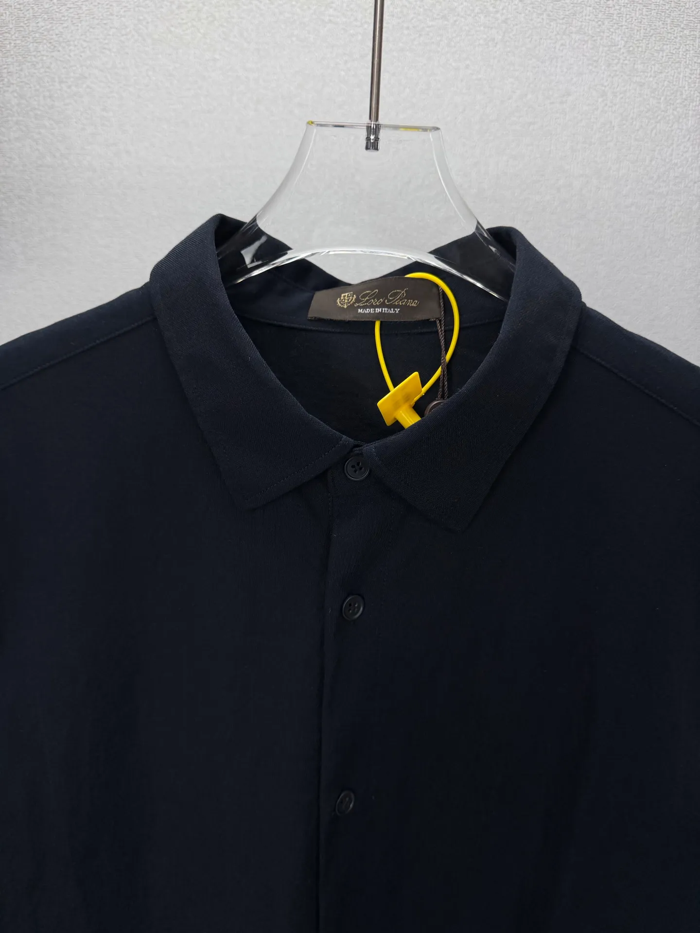 Loro Piana 2026 New Arrival Solid Color Linen Couple Style Lapel Shirt High Version High Version The fabric is made of linen, cotton, nylon composite materials, the whole body is solid color, simple and loose fit, and the leather letter logo embroidery design on the back neck is fashionable and personalized. Super Versatile and good-looking shirt. Very suitable for both men and women. A must-have for everyone. Packaging Tag Collar Label Washed Wheat Complete 👍 Colors: Navy Blue, Gray, Khaki, White Sizes:M-4XL